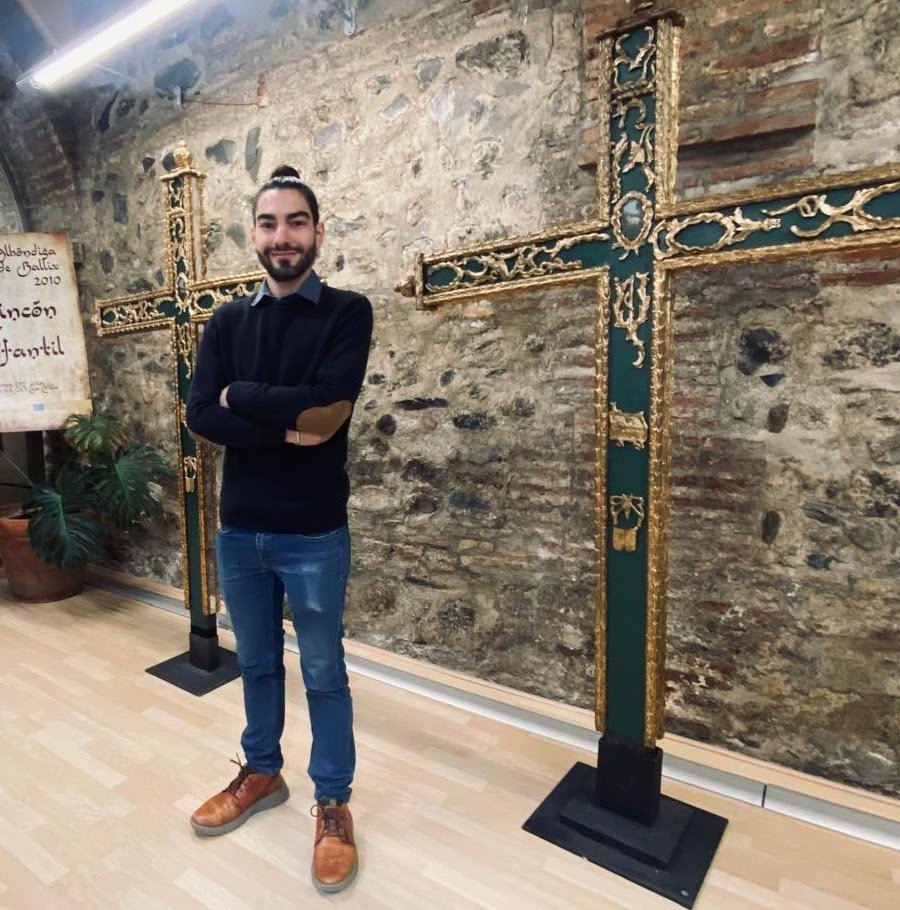Antonio Delgado junto a dos cruces de tamaño natural en el proyecto Cruz del Cordero.