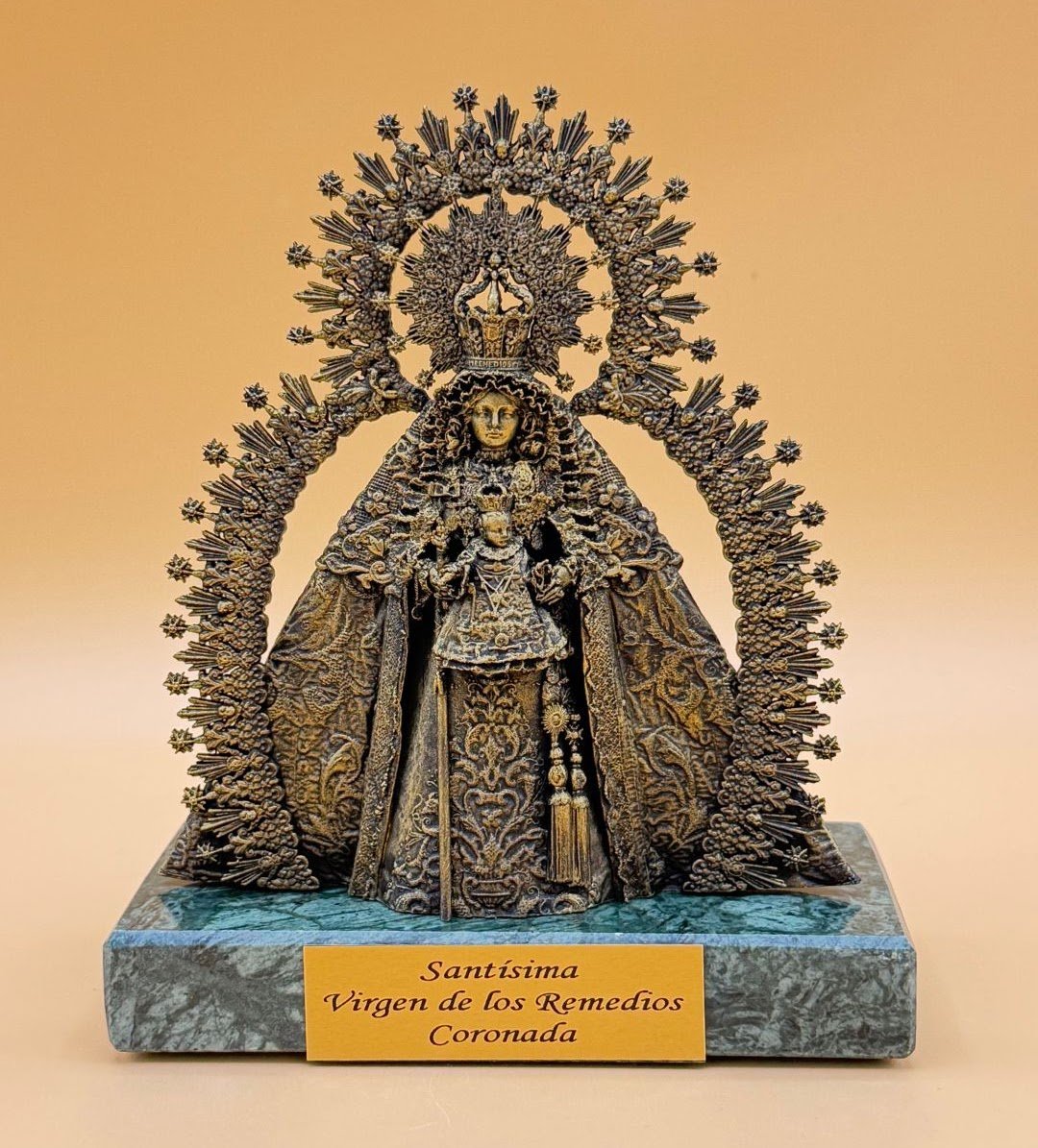 Réplica en miniatura de la Virgen de los Remedios Coronada.